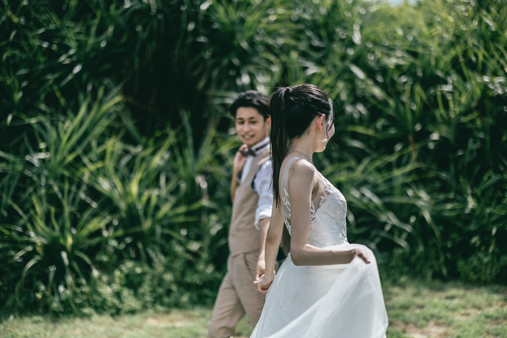 沖縄の木綿原ビーチで手を繋いで撮った結婚写真