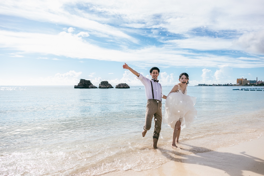 沖縄の海で大はしゃぎの2人