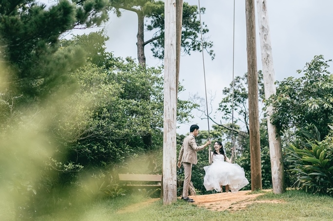 ビオスの丘でブランコに乗っている夫婦