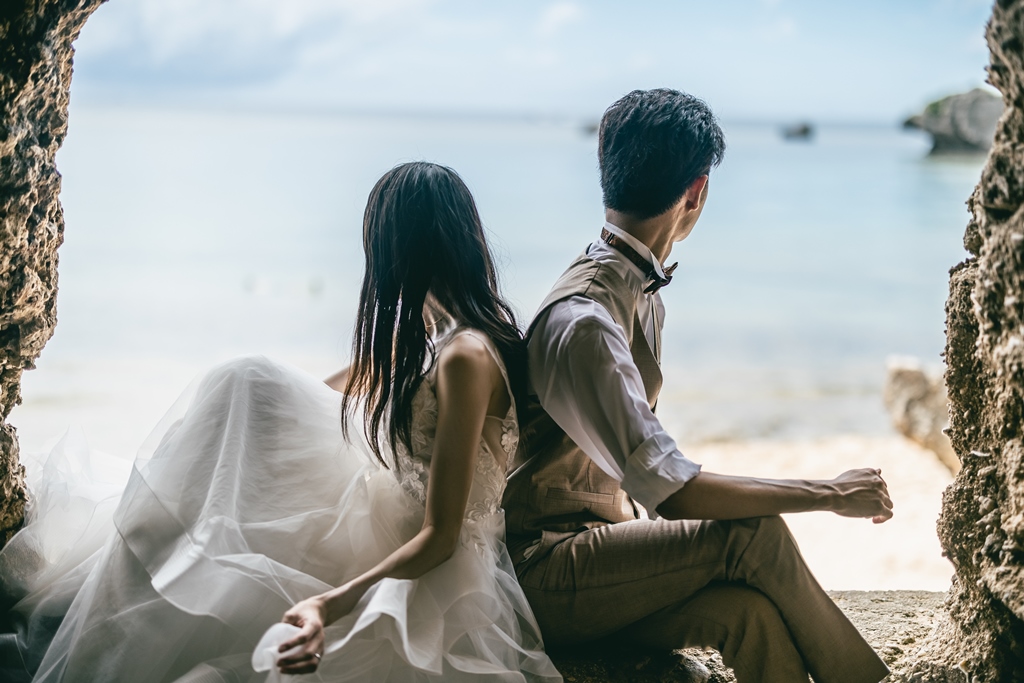 ザネー浜の洞窟で雰囲気のある二人の後ろ姿