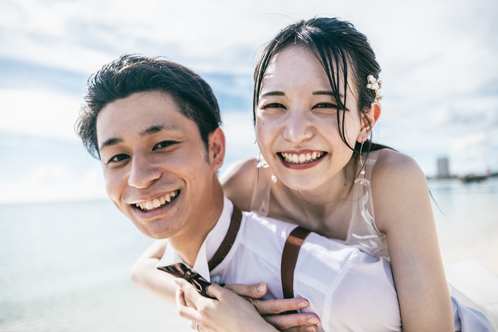 弾ける笑顔が可愛らしい新郎新婦