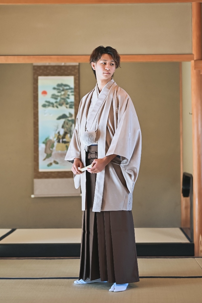 ベージュの色味の紋付