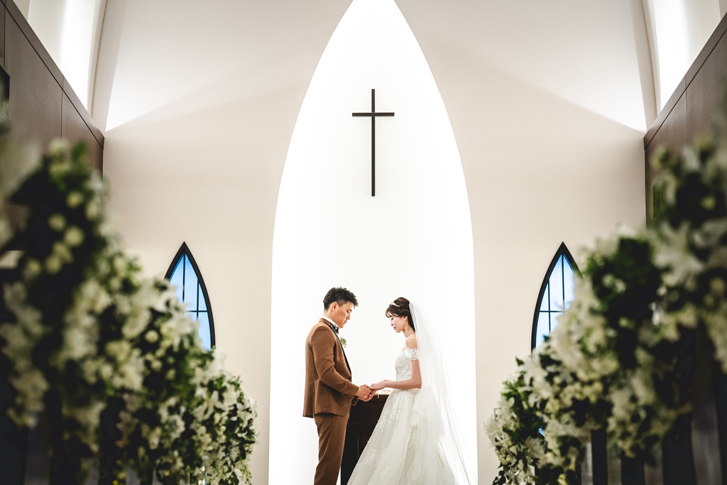 チャペルのクリスタルカーテンの前で