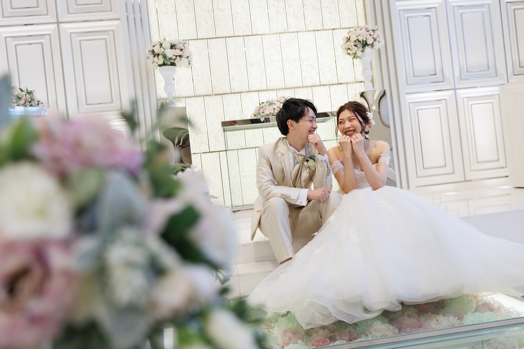 ラヴィマーナのチャペルのバージンロードに座っている花嫁