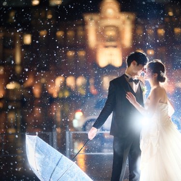 雨の日の幻想的なウェディングフォト
