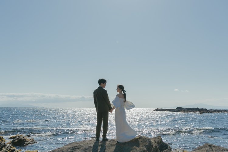 海を背景に2ショット