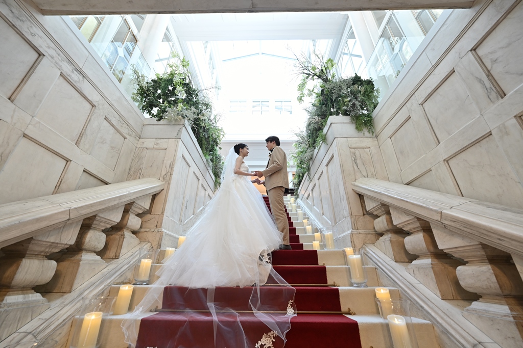 階段で手を取り合って