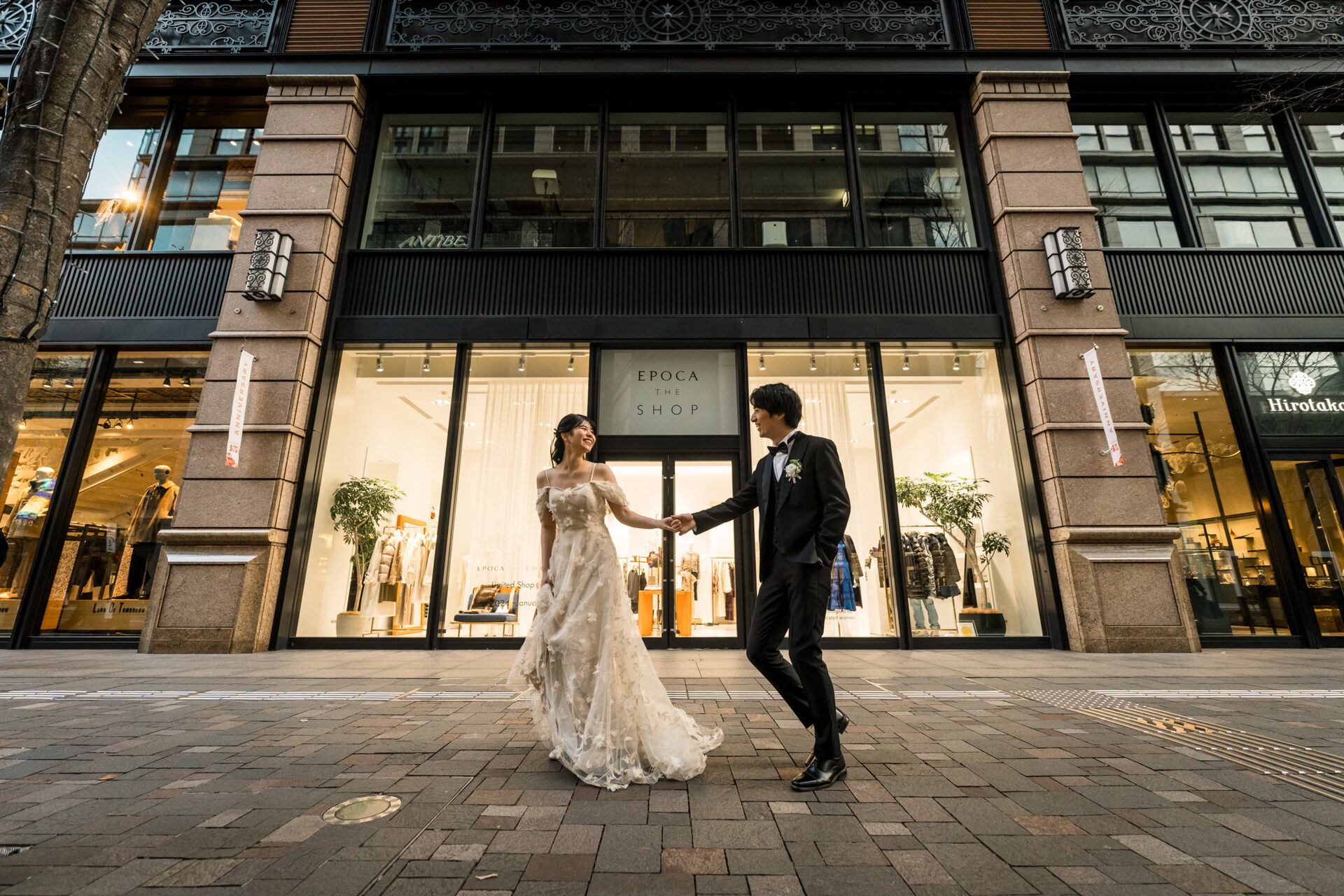 東京のオシャレな通りを歩いている新郎新婦