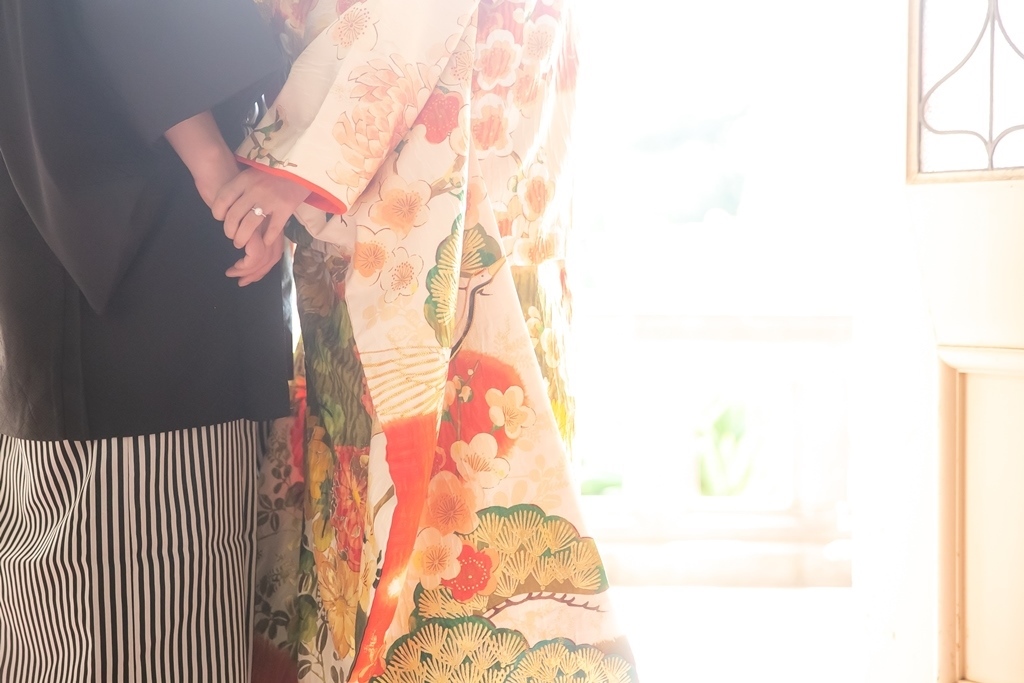 和装を着たふたりの繋いだ手