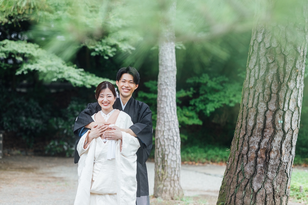 新婦を後ろからハグ