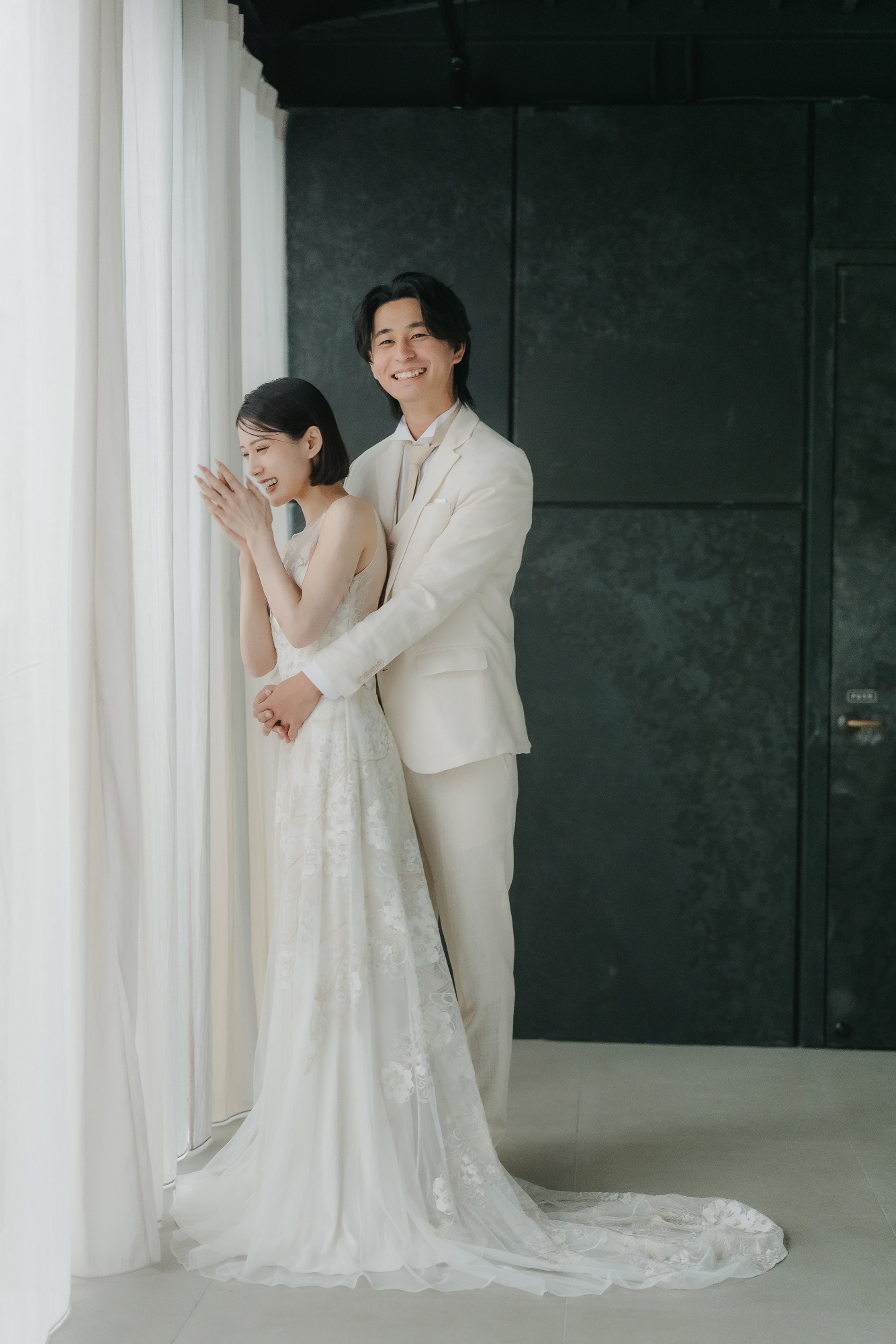 スタジオで撮った笑顔の新郎新婦の写真