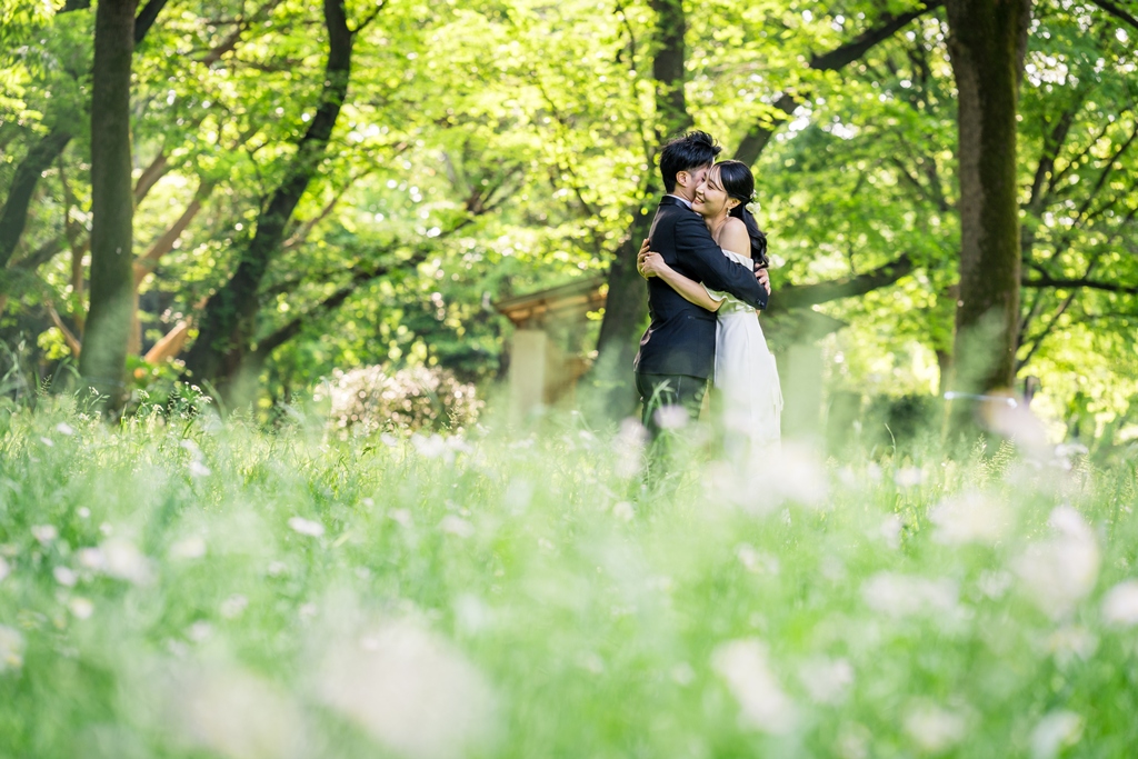 緑の中でハグする夫婦