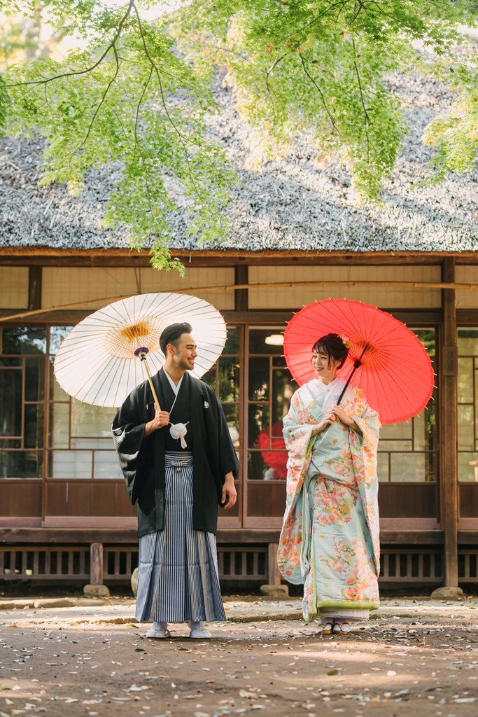 和傘を差して見つめ合うふたり