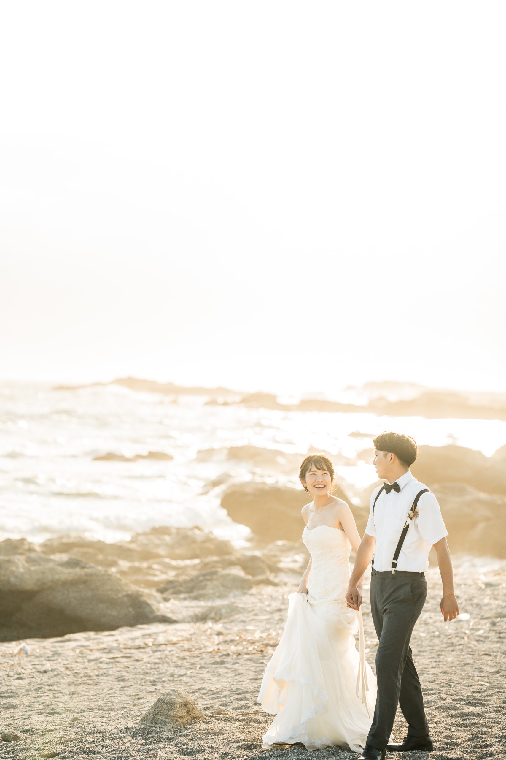 海辺を歩くふたり