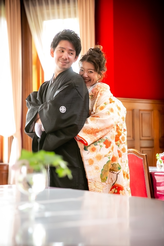 新郎に抱きついて笑顔の新婦