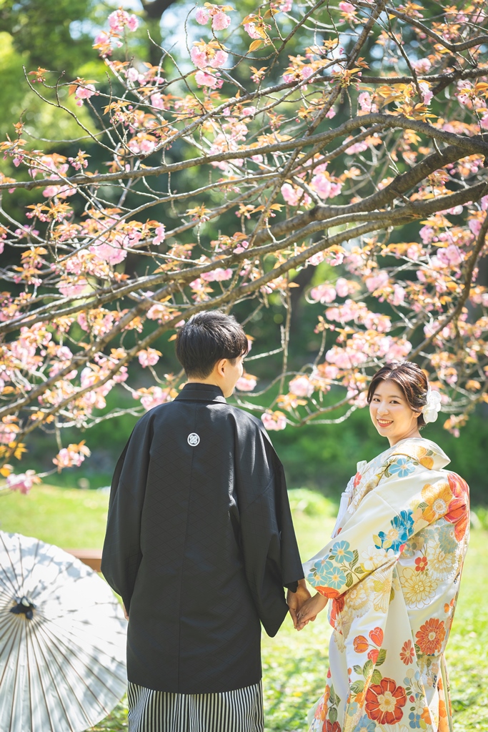 桜の木の下で手を繋いで撮った結婚写真