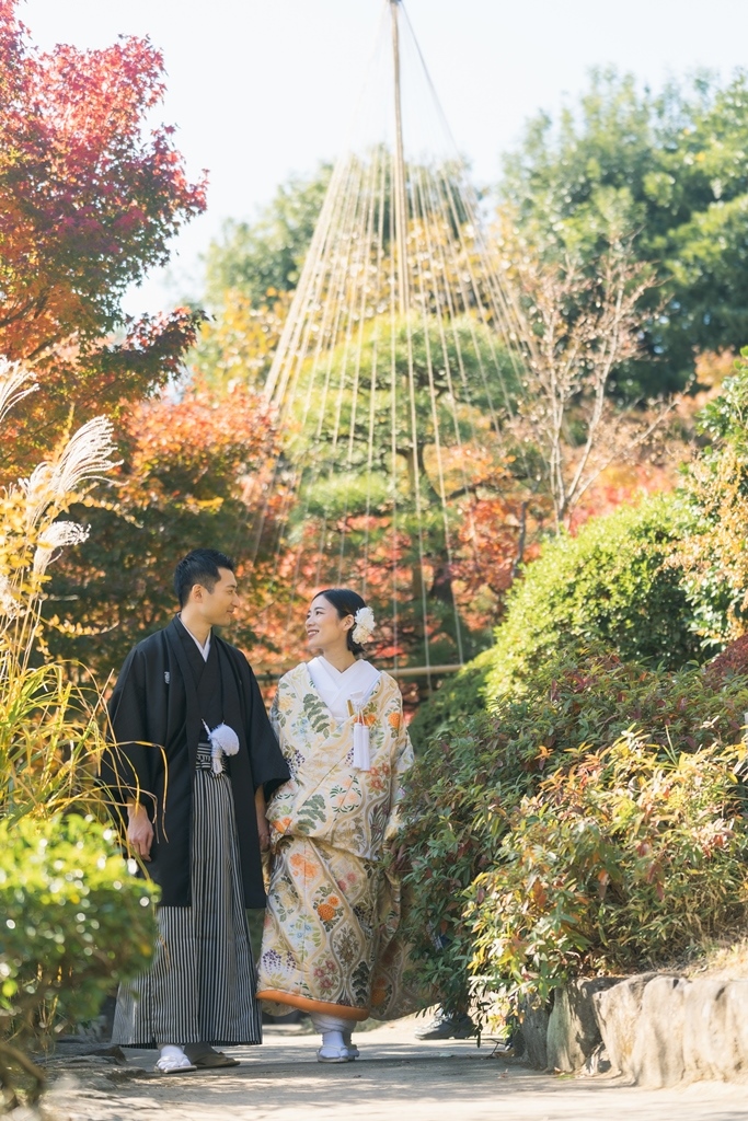 東京の日本庭園を見つめ合って歩く夫婦