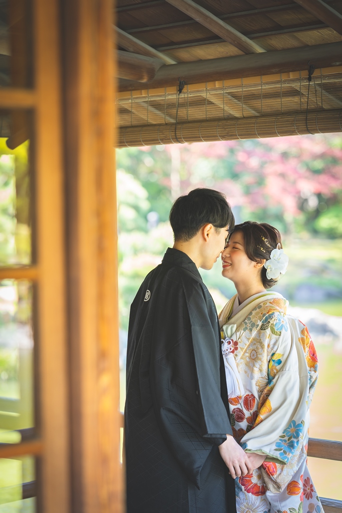 和装姿でおでこを付けて撮った結婚写真