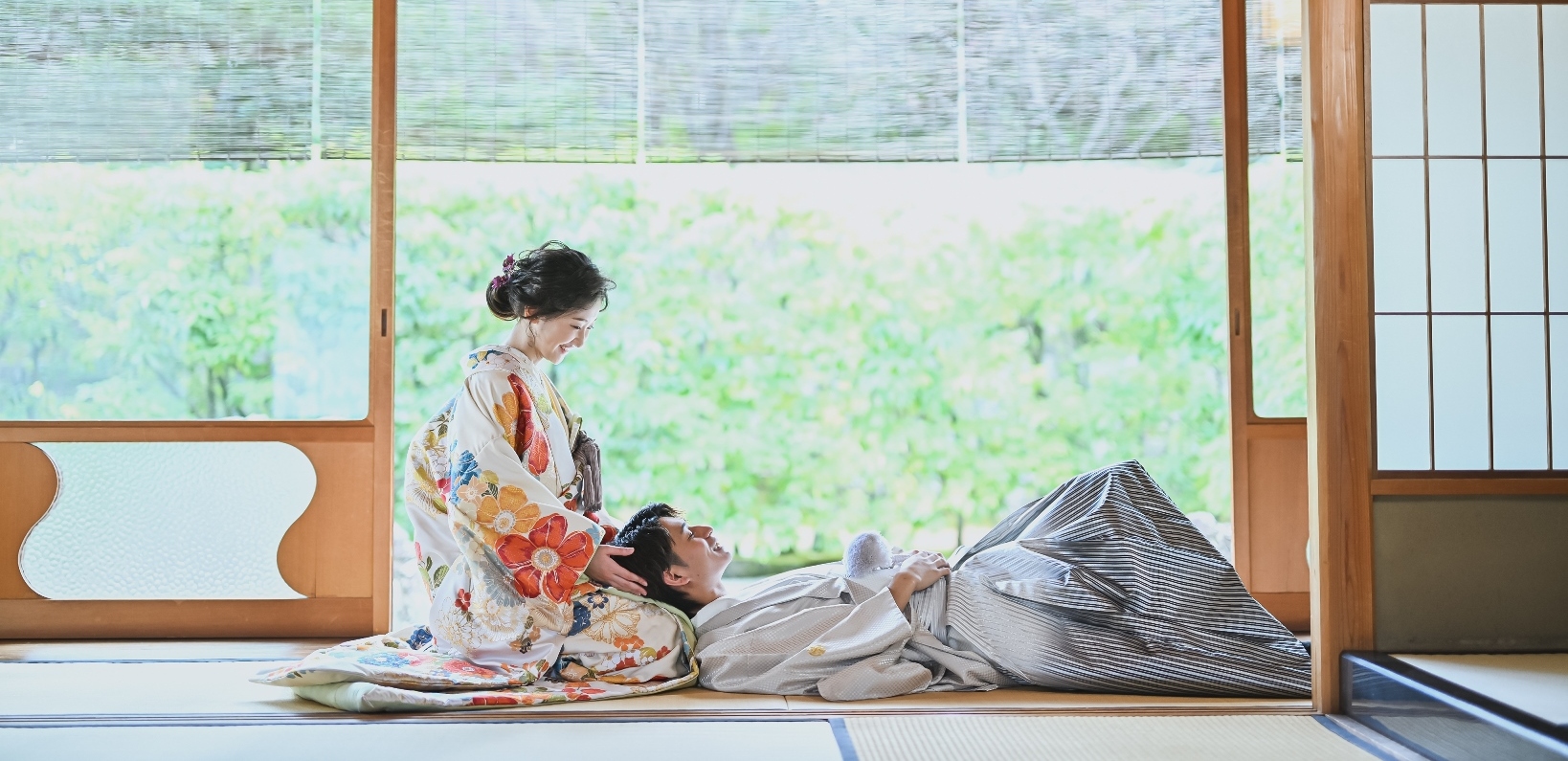 新婦さんに膝枕をしてもらっている新郎