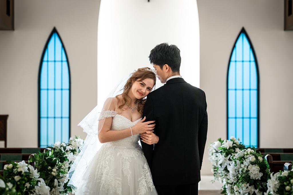 新郎の上で寄りかかる花嫁