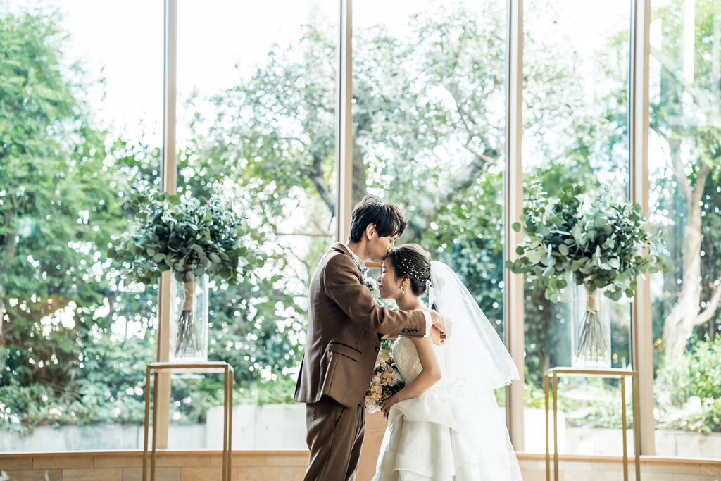 チャペルで新婦のおでこにキス