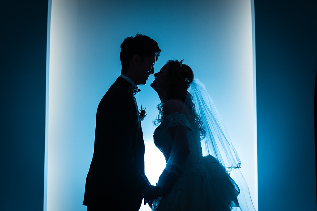 幻想的なチャペルと新郎新婦