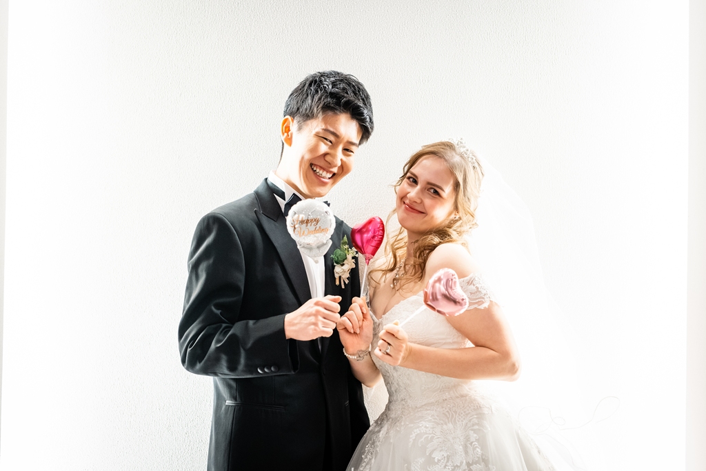 プロップスを持って笑顔の新郎新婦