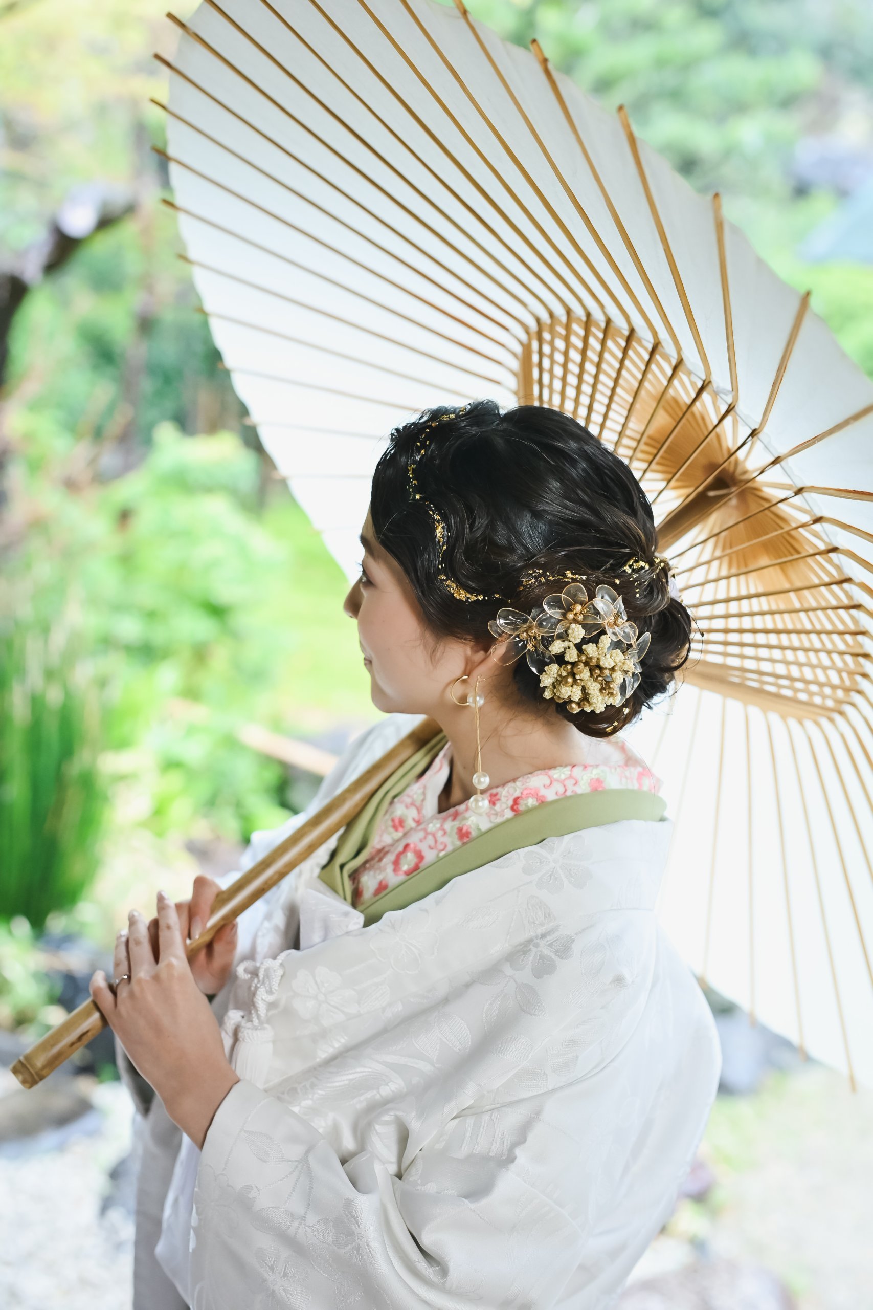 和傘を持った白無垢姿の新婦
