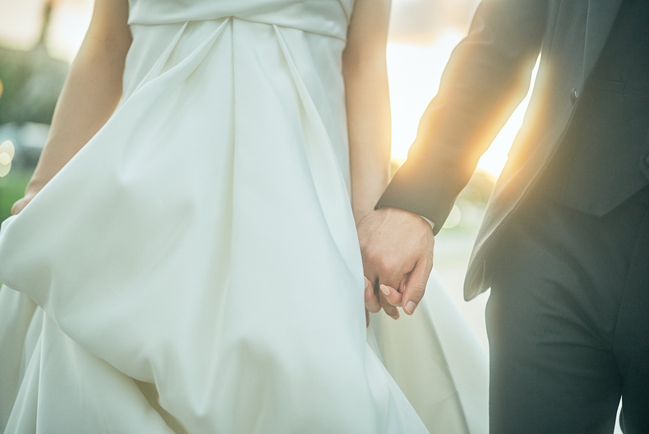 ウェディングドレスと羽織袴のふたりが並んでいる後ろ姿