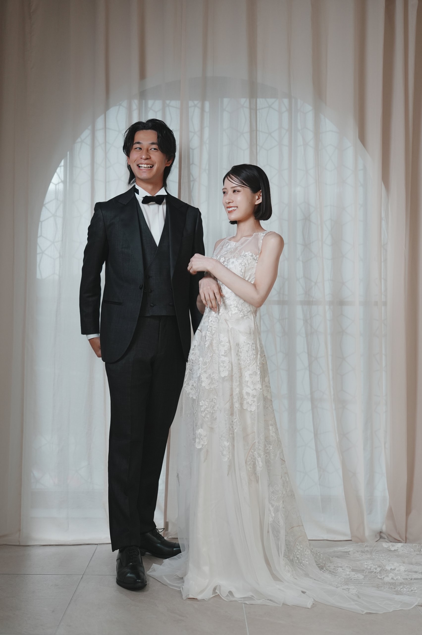 クレアペティボーンのウェディングフォトを着て笑顔の新婦