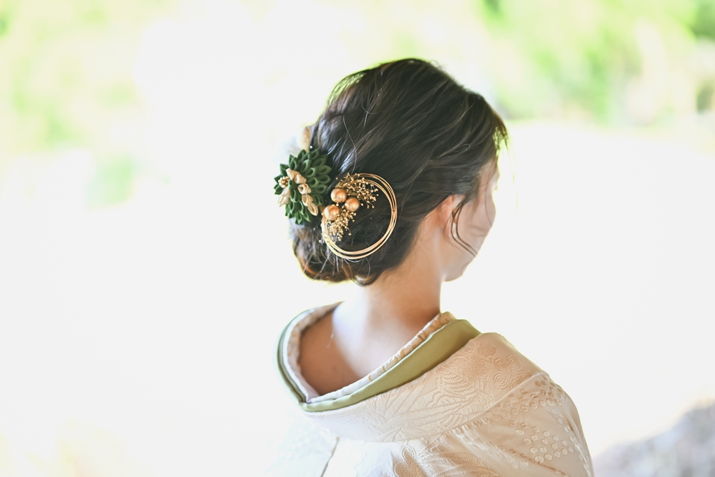 洋髪アレンジで白無垢を着た現代的でおしゃれな花嫁スタイル