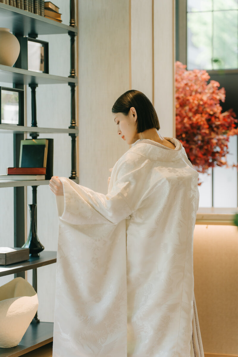表参道店スタッフとカップルが笑顔で相談しているシーン
