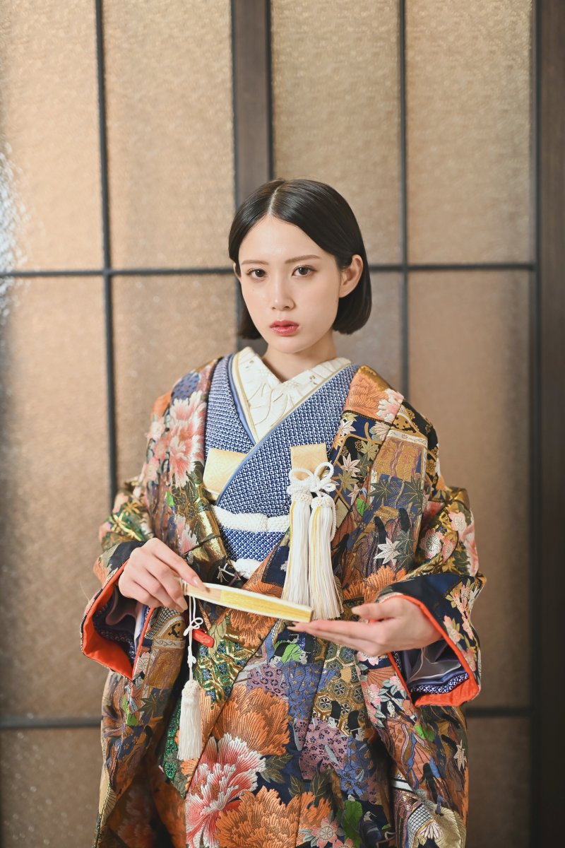 華やかな赤い色打掛をまとった花嫁の美しいポートレート
