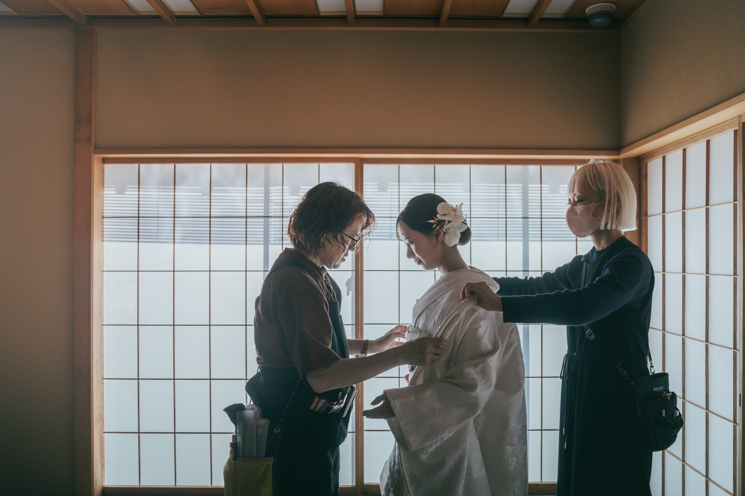 撮影当日にヘアメイクをしてもらっている花嫁の写真