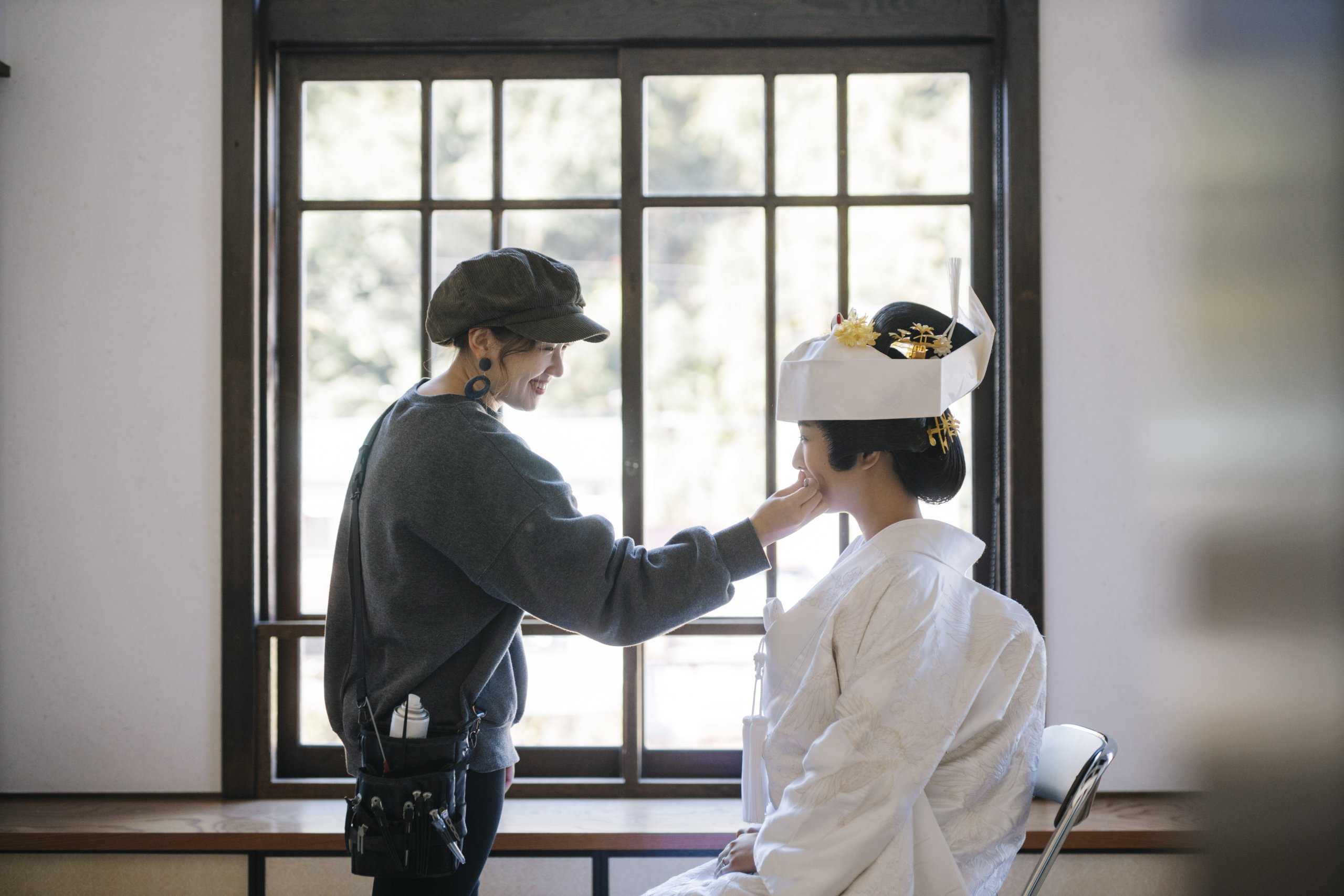 文金高島田と白い綿帽子を合わせた伝統的な白無垢花嫁の写真