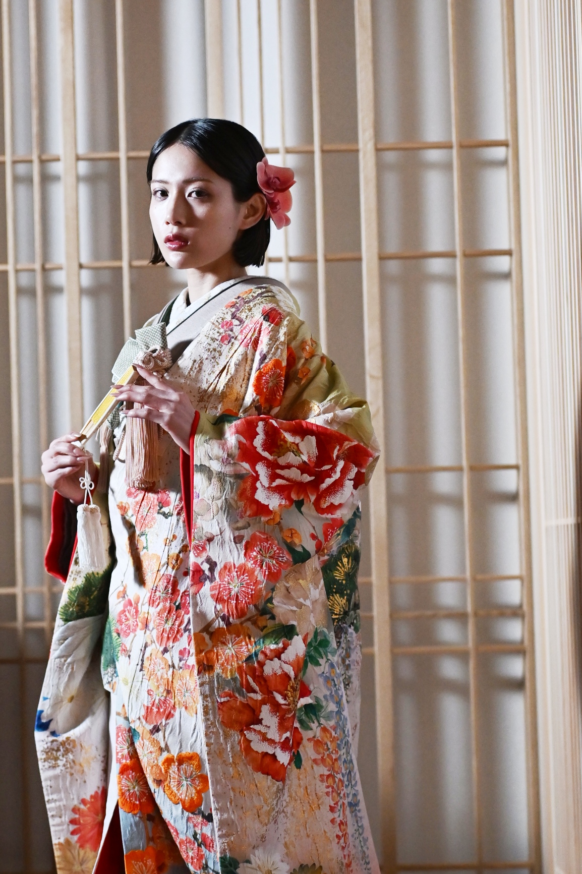 白無垢に合わせたかんざしや生花のヘアアクセサリーのアップクローズアップ写真