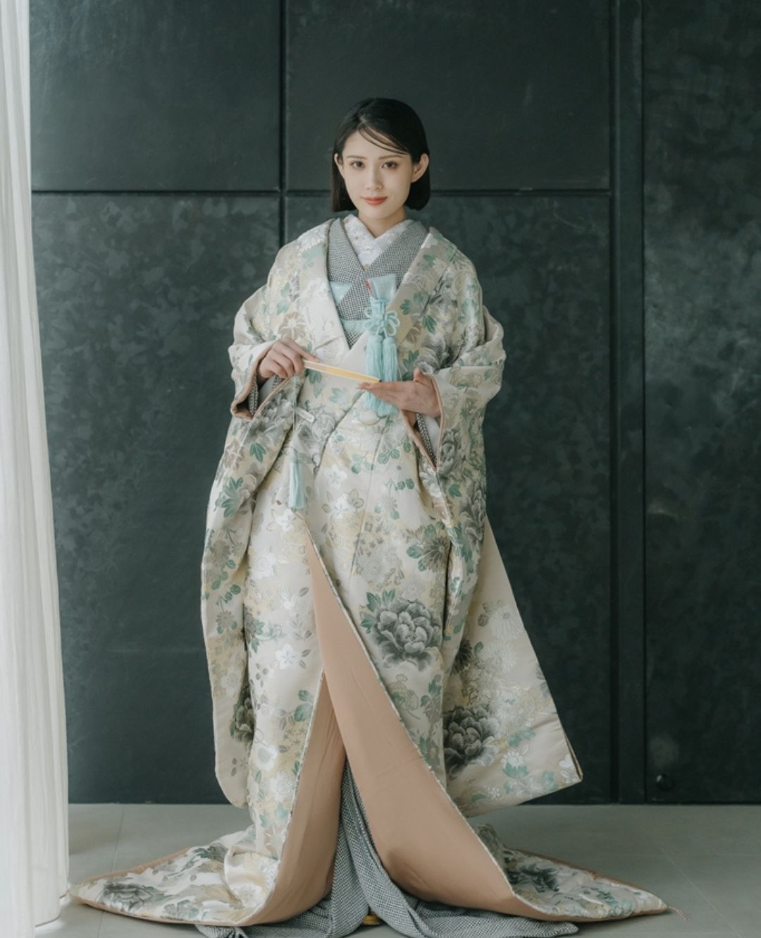 くすみカラーの色打掛を着た花嫁