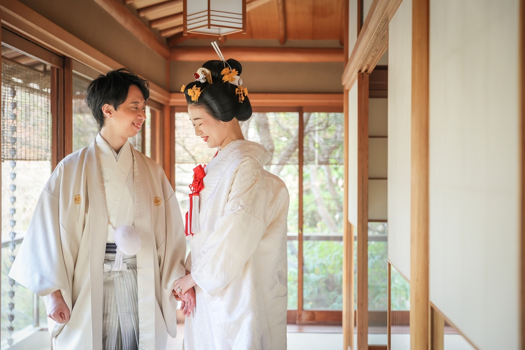 角隠しをつけた白無垢花嫁の美しい表情と和装スタイル