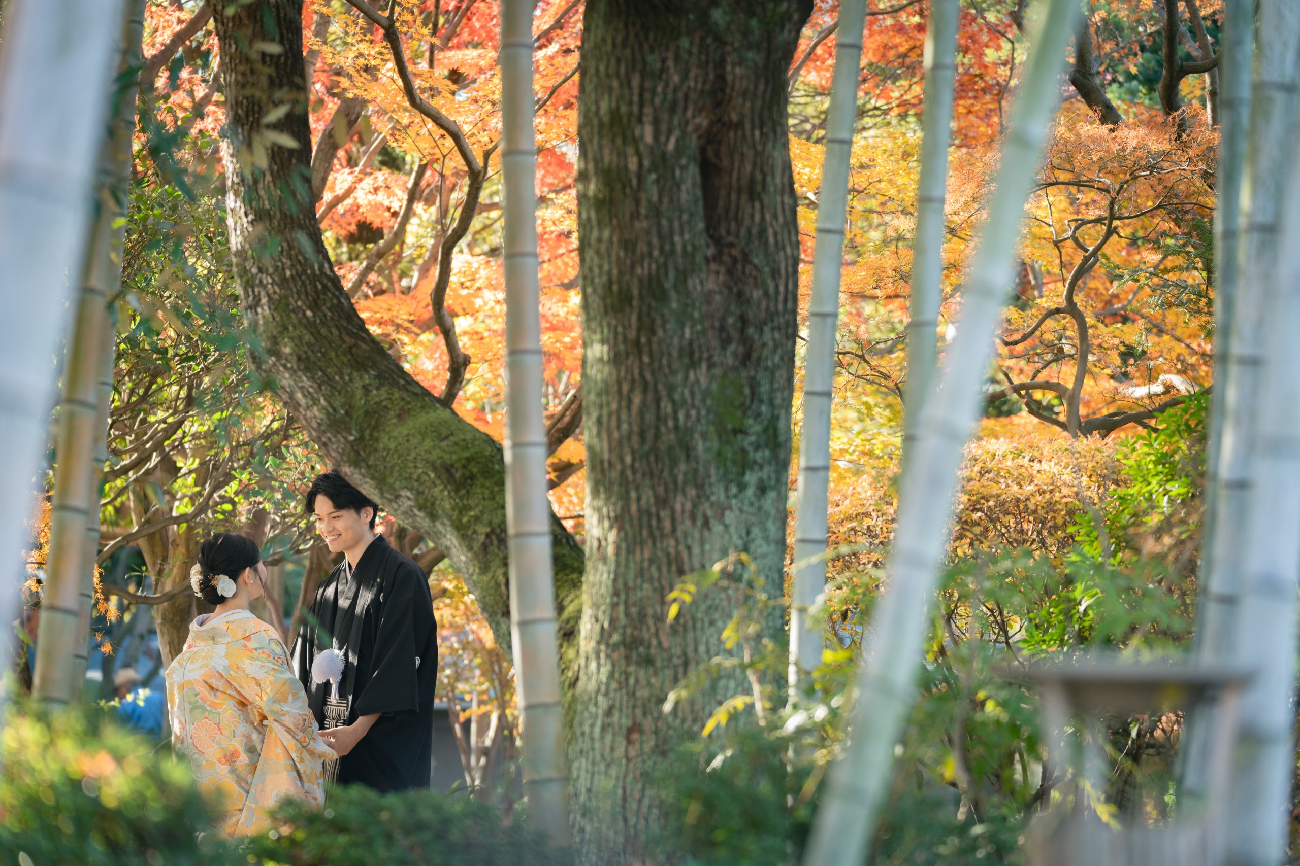 平成庭園の竹林スポットでの和装前撮り、竹の直線的な縦ラインと和装が美しく調和した凛とした一枚