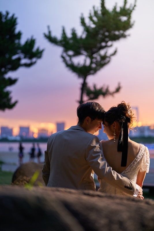 お台場海浜公園での前撮り、衣装・ヘアスタイル・アクセサリーが美しく統一されたトータルコーディネートの花嫁全身写真
