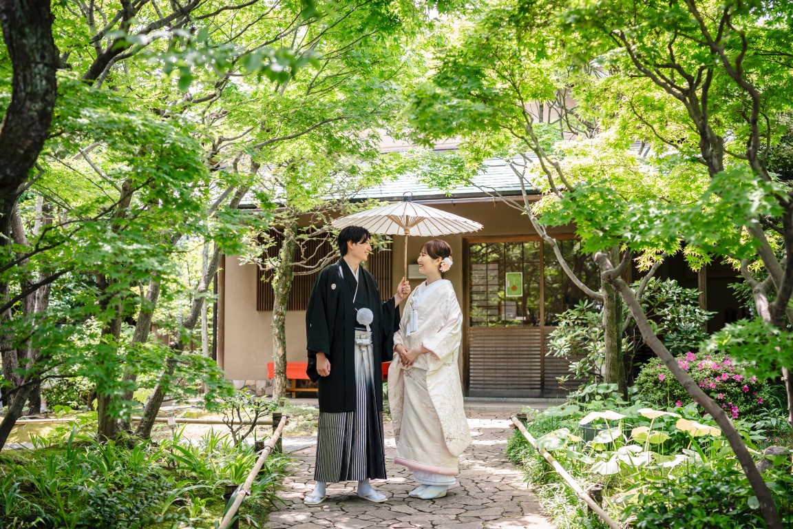 新緑に包まれた目白庭園で叶えた、自然な笑顔あふれる和装前撮り