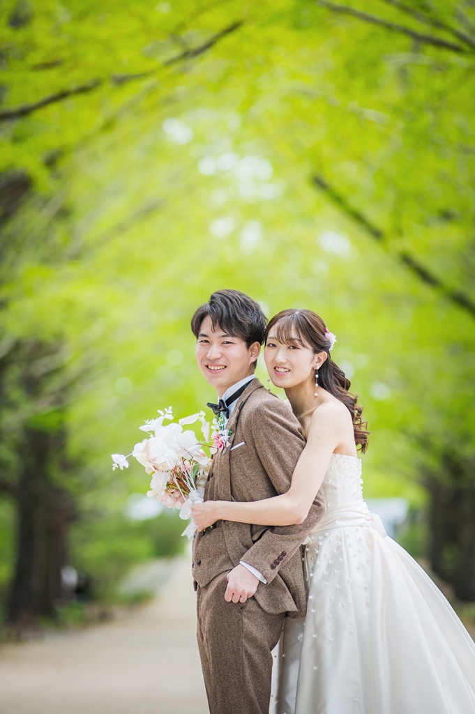 ブーケを持ち微笑む新婦の後ろ姿