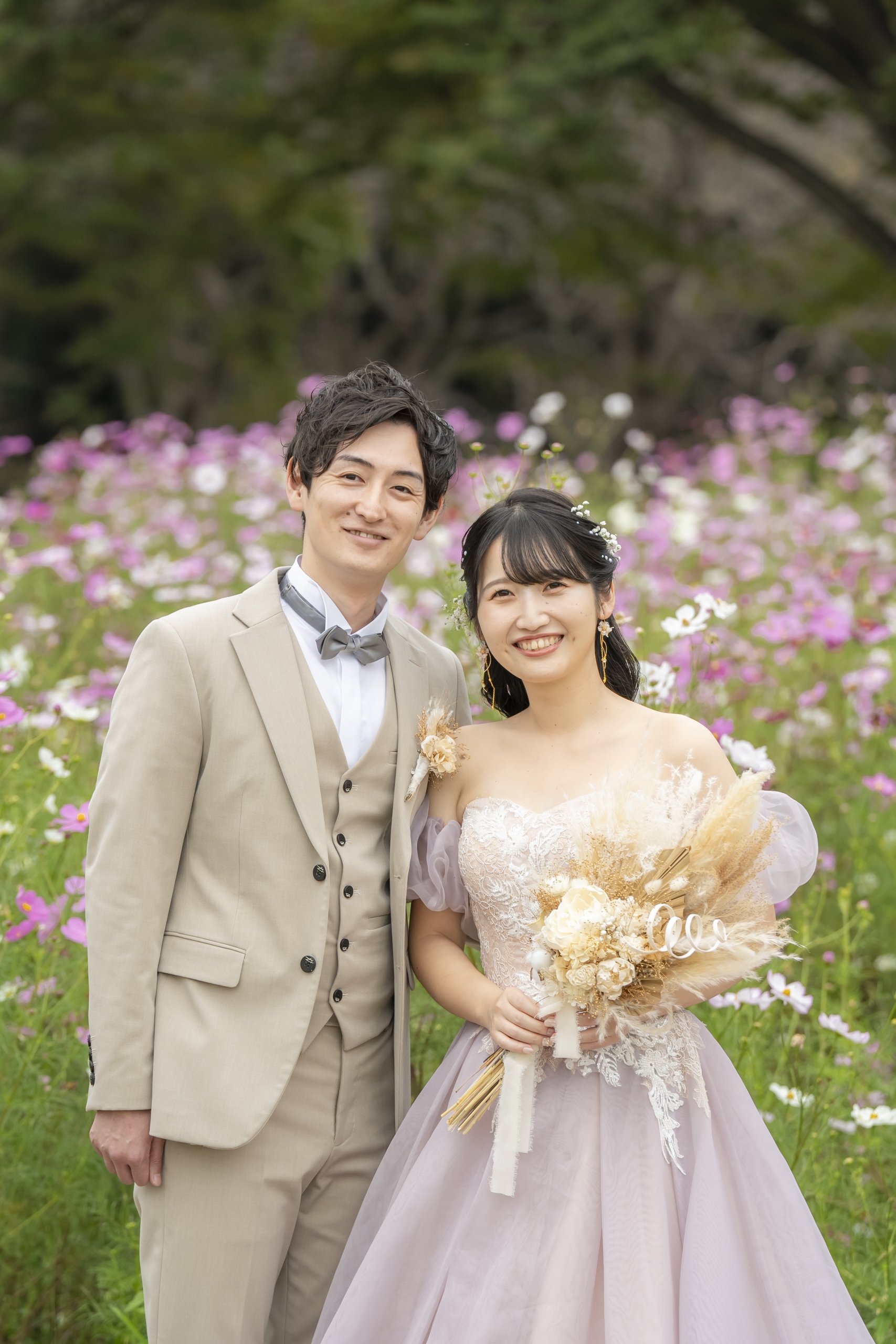 昭和記念公園の花畑でのカラードレス前撮り、季節の花の色彩とカラードレスが美しく対話する華やかで個性的な一枚