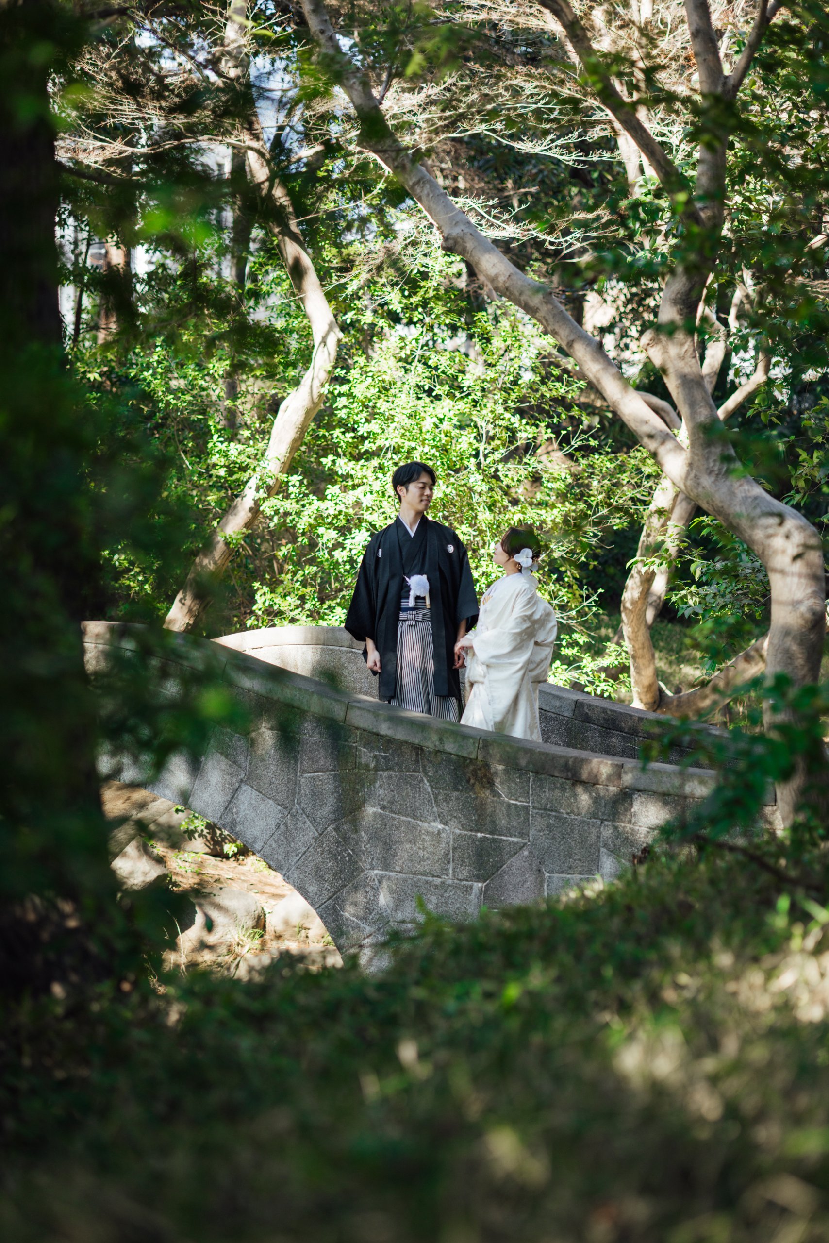 有栖川宮記念公園のスポット別和装スタイリングイメージ、木漏れ日の小径での白無垢と石橋での色打掛の美しい対比