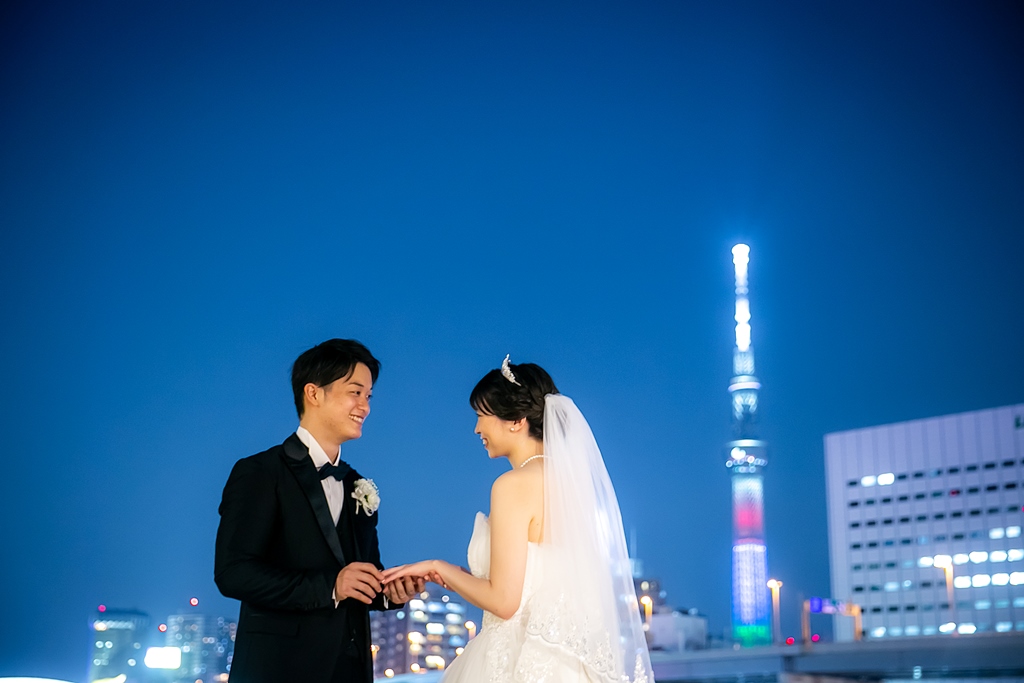 スカイツリーを背景にドレス感覚で着た色打掛の和装前撮り、現代的なスカイツリーの空間とスタイリッシュな色打掛が融合したモダンな一枚