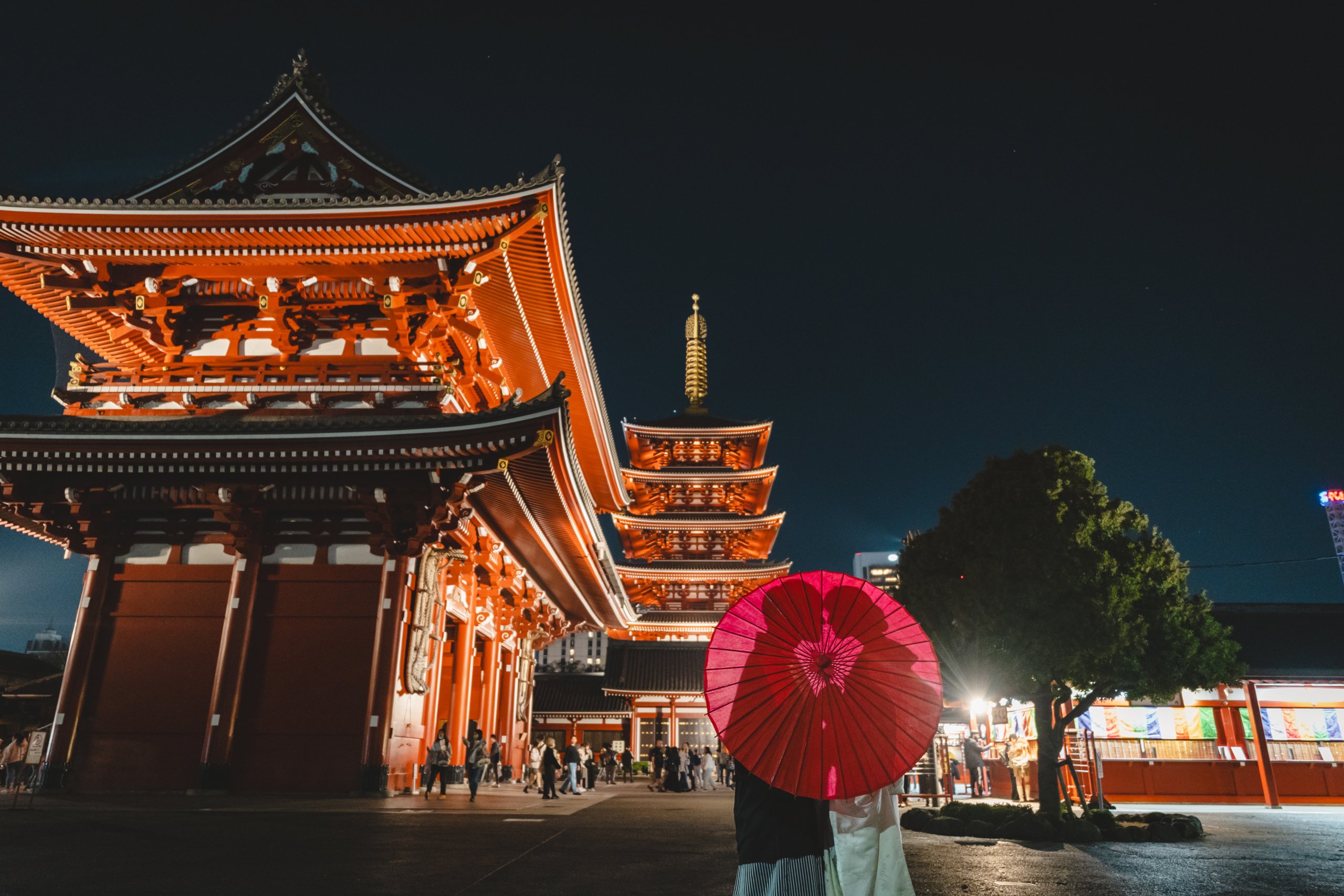 浅草のお寺をバックに撮った和装結婚写真