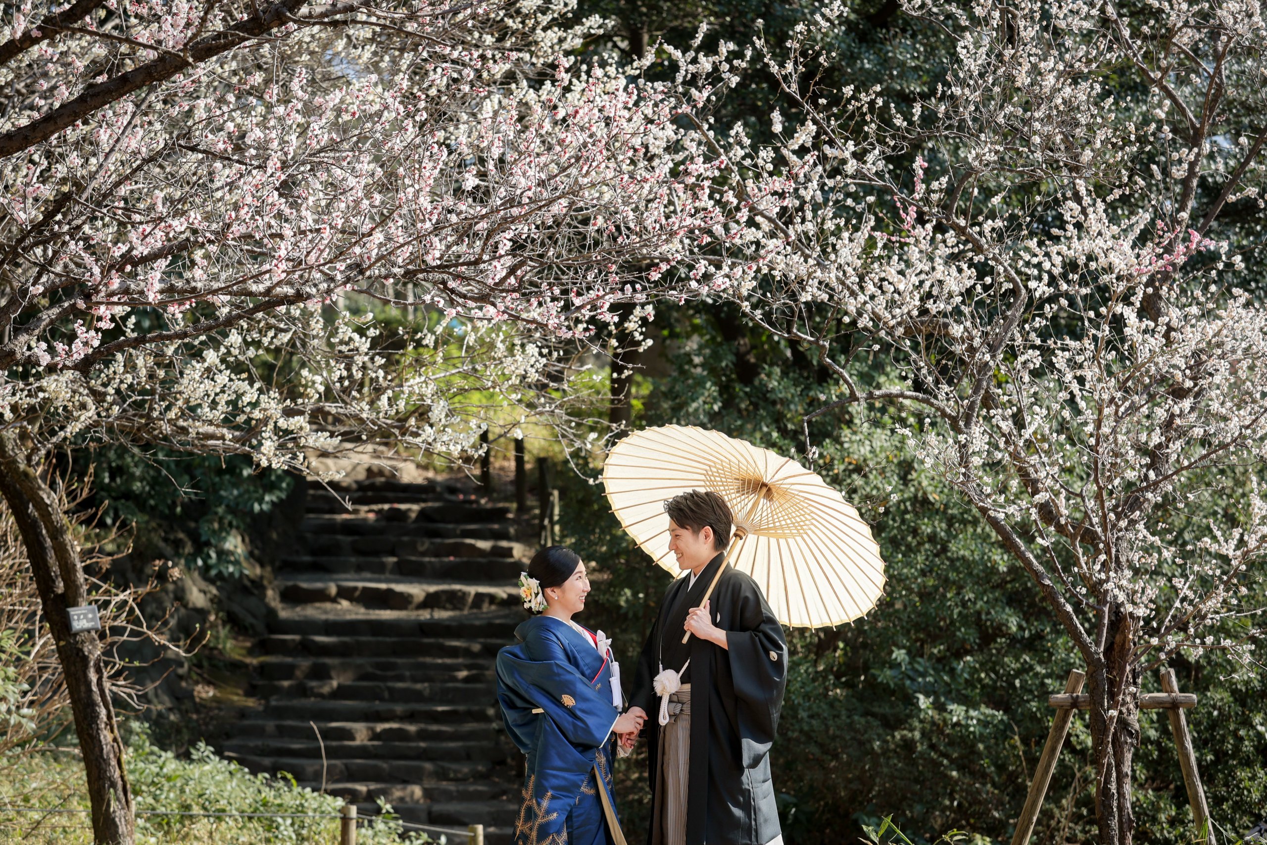 有栖川宮記念公園の四季と和装の組み合わせイメージ、春の桜と白無垢・秋の紅葉と色打掛など季節ごとの最強コーディネート