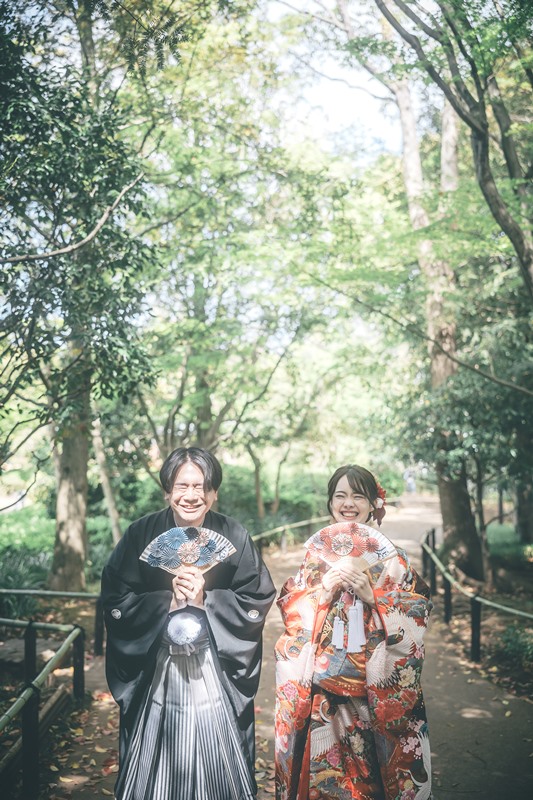 衣装ラックからドレスを選ぶ花嫁