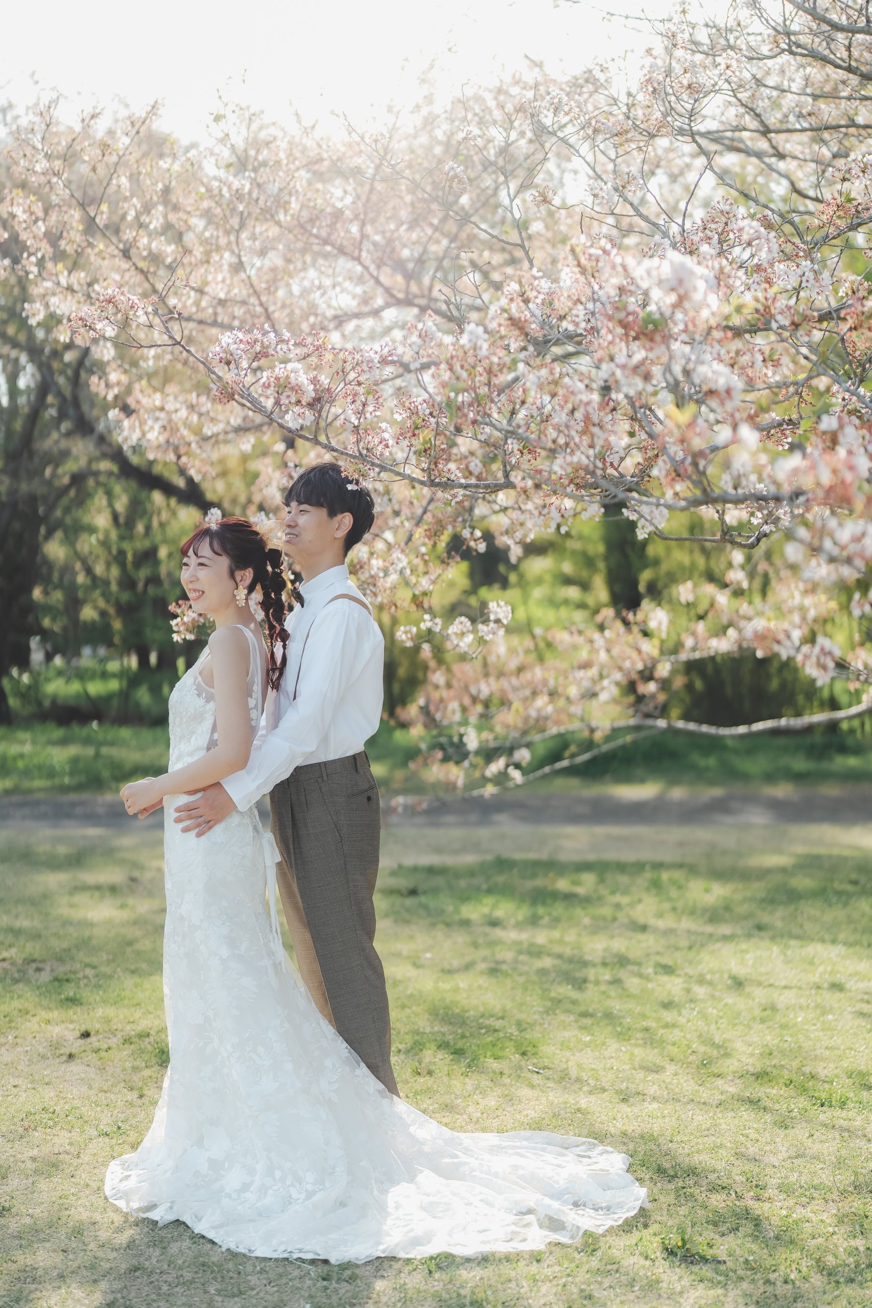 昭和記念公園の桜のドレス前撮り、春の満開の桜とウェディングドレスが美しく調和した一枚