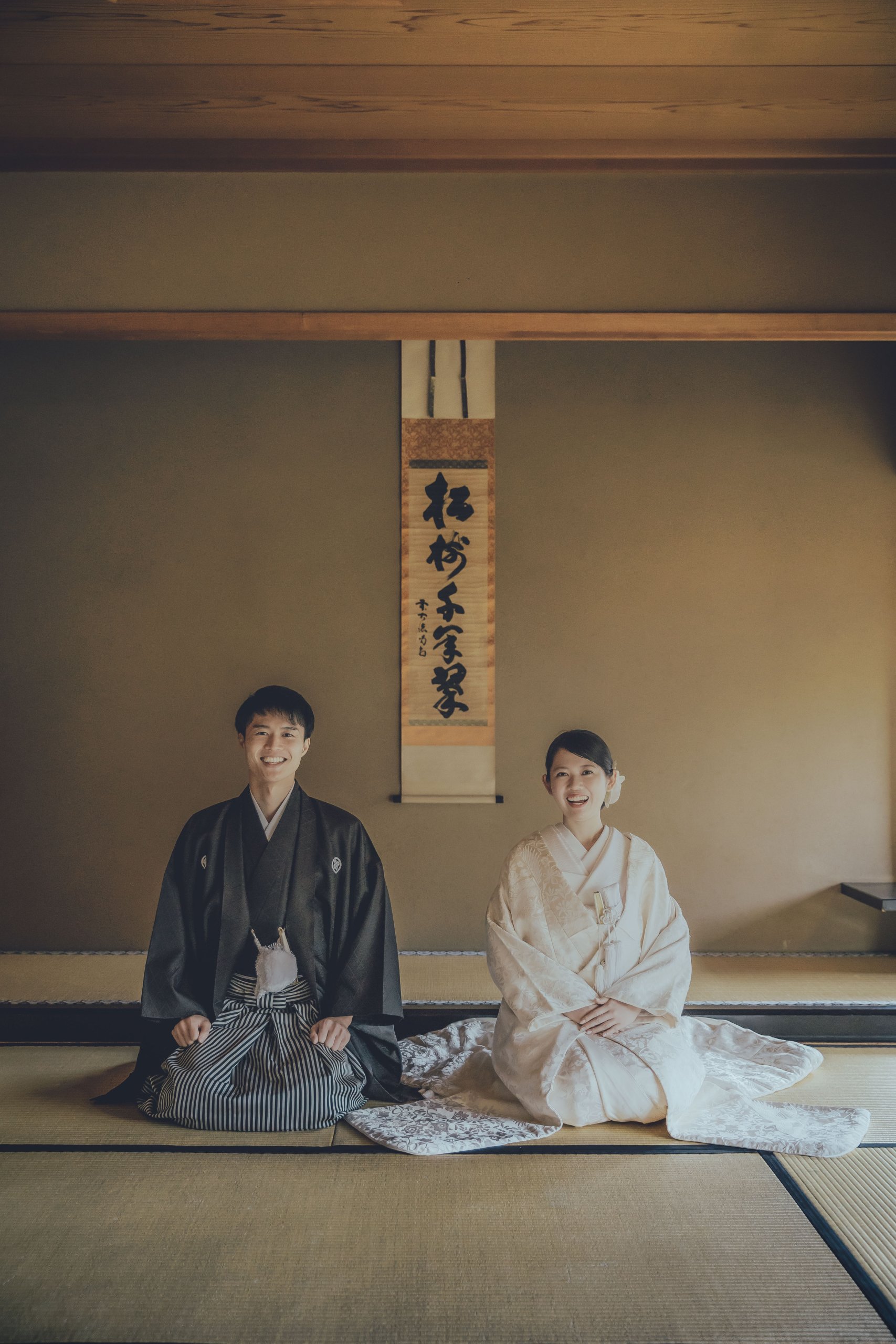 相談カウンターでロケーション写真を見ながら話す新郎新婦